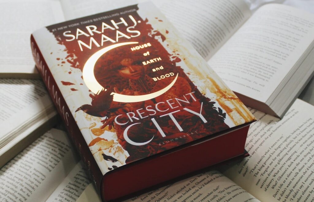 "House of Earth and Blood" (Crescent City #1)